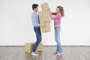 jovem casal se mudando para nova casa foto