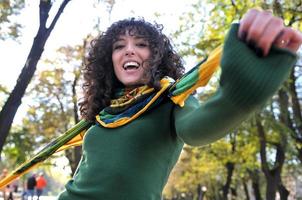 jovem mulher encaracolada sorrindo foto