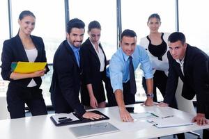 grupo de pessoas de negócios em uma reunião no escritório foto