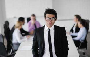 homem de negócios jovem na reunião foto