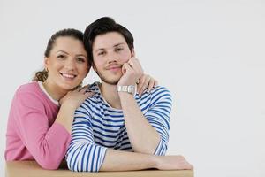 jovem casal se mudando para casa nova foto