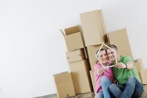 jovem casal se mudando para casa nova foto