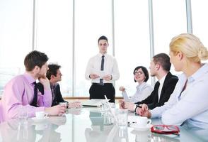 grupo de empresários na reunião foto