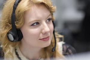 operador de call center feminino fazendo seu trabalho foto