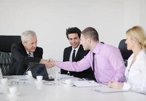 grupo de pessoas de negócios na reunião foto