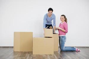 jovem casal se mudando para nova casa foto