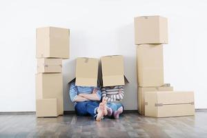 jovem casal se mudando para casa nova foto