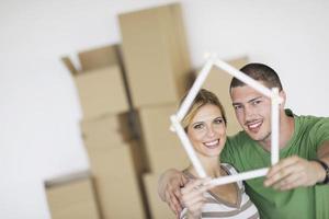 jovem casal se mudando para nova casa foto