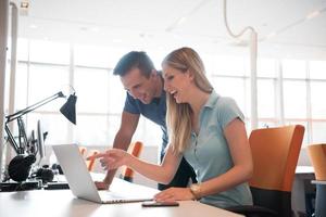 grupo de trabalhadores jovens empregados com computador foto