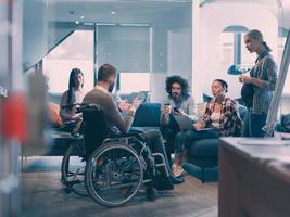 empresária grávida lidera reunião criativa da equipe de negócios no escritório de espaço aberto de coworking moderno foto