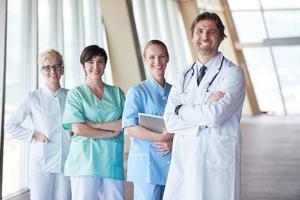grupo de equipe médica no hospital, belo médico na frente da equipe foto
