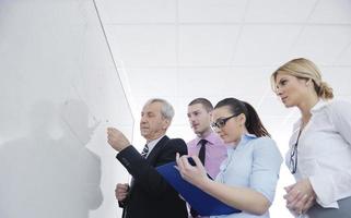 homem de negócios sênior dando uma apresentação foto