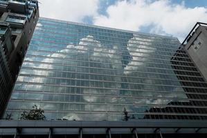 nuvens no edifício com fachada de vidro - reflexão fascinante foto