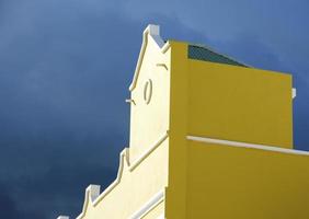 edifício amarelo