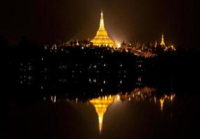 pagode shwedagon no crepúsculo, myanmar