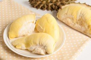 frutas durian frescas na chapa branca. foto