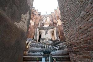 antiga estátua de Buda. parque histórico de sukhothai, tailândia