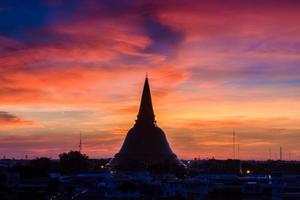 phra pathom chedi é o marco da província de bangkok (tailândia) foto
