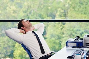 homem de negócios jovem feliz no escritório foto