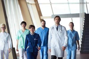 equipe de médicos caminhando foto