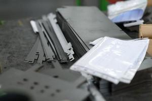 material cnc de estágio final. produtos metálicos após o processamento em máquinas cnc ficam em paletes prontos para transporte foto