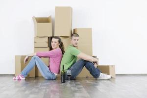 jovem casal se mudando para nova casa foto