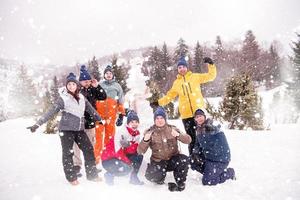 retrato de grupo de jovens posando com boneco de neve foto