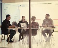 equipe de negócios de inicialização em reunião no escritório moderno foto