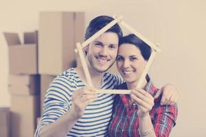 jovem casal se mudando para nova casa foto