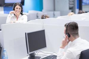 operador de call center feminino fazendo seu trabalho foto