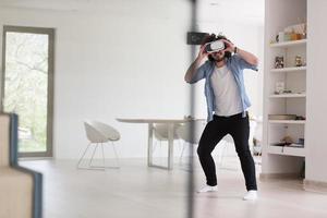 homem usando óculos vr-headset de realidade virtual foto