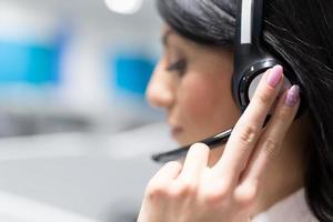 operador de call center feminino fazendo seu trabalho foto