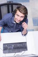 operador de call center masculino fazendo seu trabalho vista superior foto