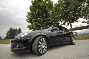 carro rápido em movimento com desfoque de movimento foto