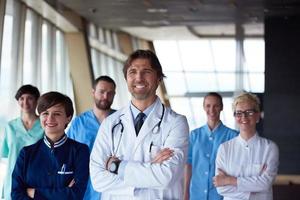 equipe de médicos caminhando foto