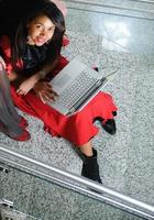 mulher de negócios com laptop na escada foto