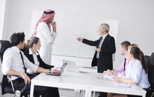 homem de negócios árabe na reunião foto