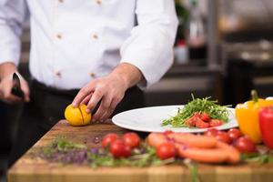 chef servindo salada de legumes foto