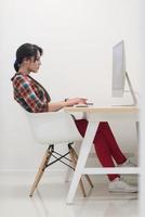 negócio de inicialização, mulher trabalhando no computador desktop foto
