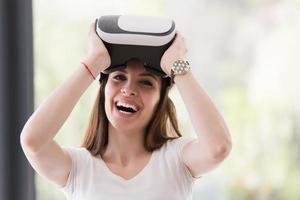 mulher usando óculos vr-headset de realidade virtual foto