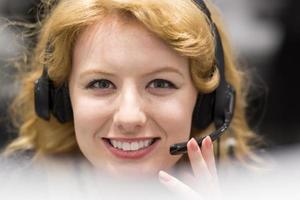 operador de call center feminino fazendo seu trabalho foto