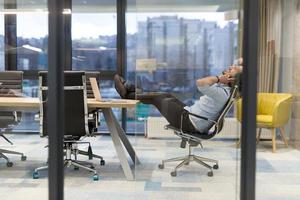 jovem empresário relaxante na mesa foto