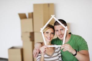 jovem casal se mudando para casa nova foto