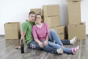 jovem casal se mudando para nova casa foto