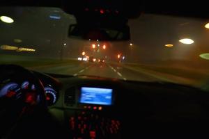 condução noturna de carro foto