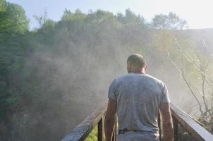 homem vista de cachoeira foto