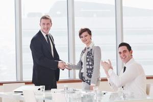 grupo de empresários na reunião foto