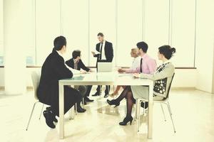 grupo de empresários na reunião foto