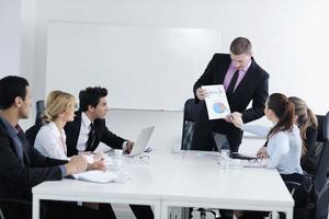 grupo de pessoas de negócios na reunião foto