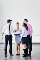 grupo de jovens empresários em reunião foto